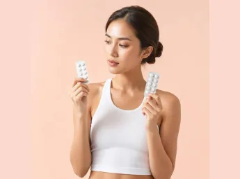 ยาคลายกล้ามเนื้อ ยี่ห้อไหนดี — ผู้หญิงเอเชียถือแผงยา 2 แผงเปรียบเทียบ